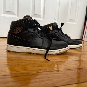 Jordan 1 Mid Retro Black Gold (Defected) size 8